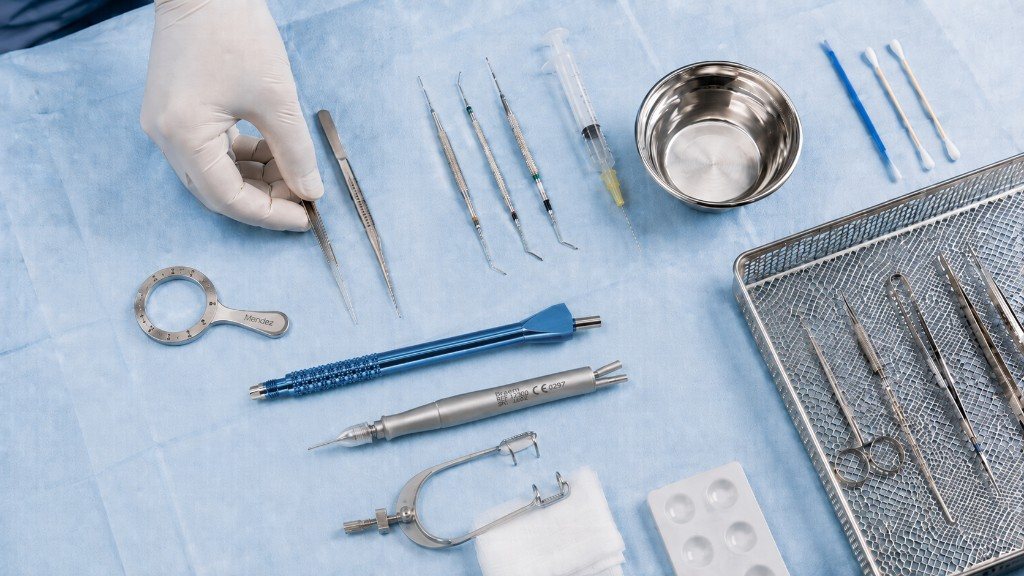 Sterile mikrochirurgische Instrumente auf einem OP-Tuch