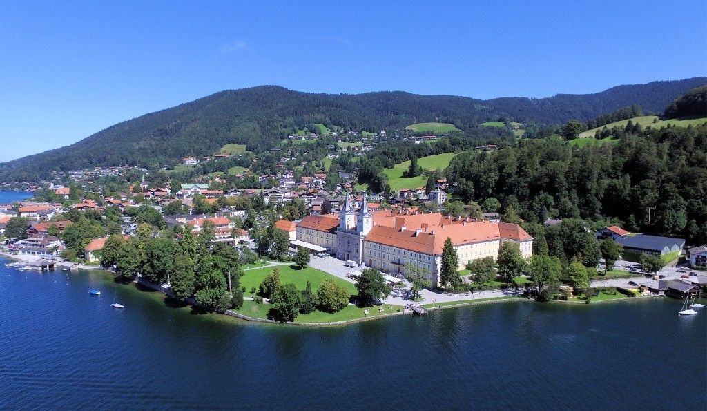Luftaufnahme des Klosters Tegernsee am See